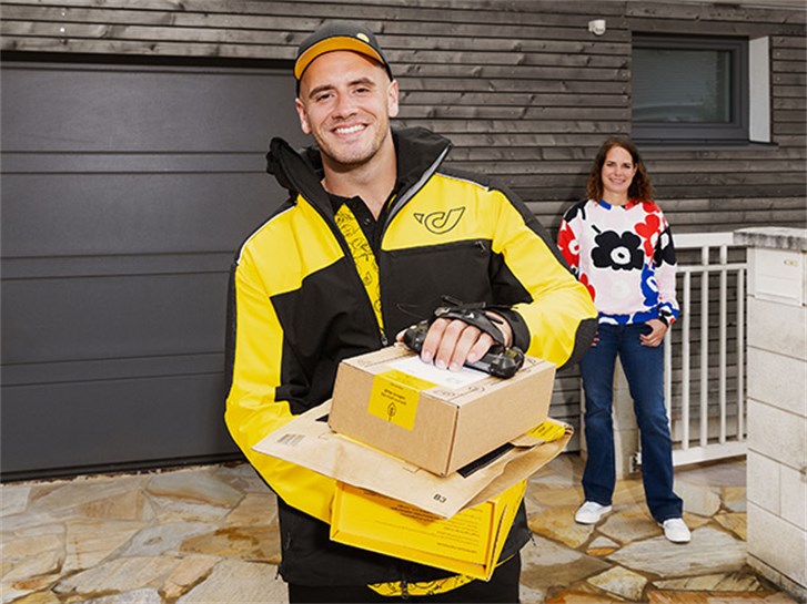 Zusteller*in  mit Kund*in und Paket